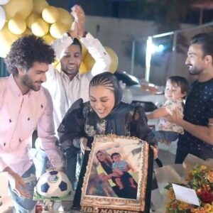 Mahshid Khosravi Instagram - تولد من بیست و چهار مرداده ولی خوب امسال بخاطر محرم زودتر سوپرایز شدم 🥰 انقدر به من خوش گذشت که حد نداره مرسی از همه عشقایی که کلی زحمت کشیدن و قدم رو چشمام گذاشتن 
دوستتون دارم یه عالمه 🧡
اشکانم مرسی که همیشه خوشحال بودن من از هرچیزی برات مهم تره 🥰