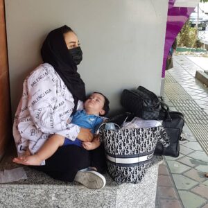 Mahshid Khosravi Instagram - خوب دمتون گرم با خبر قطع اینترنت این دفعه هم خوب سرمونو گرم کردین تا از فکر خوزستان و بقیه بدبختی هامون بیایم بیرون شماها خیلی باحالید آقای روحانی دختر خودتم این شکلی با بچه کوچیک سه ساعت نشسته دم بانک برای گرفتن وام ازدواج؟ این همه من و بردین و آوردین به خاطر اینکه من از خیریه حقوق ندارم و شماها مطمئن نیستید من قسط وام بتونم بدم یا نه اگه مثل خودتون اهل بخور بخور بودم و یه حقوق سنگین به عنوان مدیر خیریه واسه خودم تعیین میکردم شاید انقدر حداقل برای وام گرفتن اذیت نمیشدم آخر از دفتر دوستمون که دفتر هواپیمایی داره فیش حقوقی گرفتم تا بتونم وام ازدواجمو که حق ام بوده بعد این همه وقت که بچه ام شده ده ماهش بگیرم فقط میدونم اون دنیایی هم هست همین...