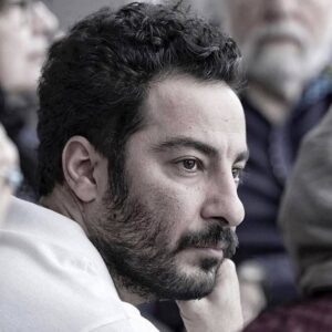 Mahtab Nasirpour Instagram - نوید عزیز. گاهی نمی توانیم با یک تشکر خشک و خالی،  میزان سپاسگزاری قلبی خود را بیان کنیم. آن تشکر کوچک، قطره ای از دریایی ست که در سینه داریم. دریایی که می آشوبد، موج بر می دارد، به صخره ها می خورد و آرام نمی گیرد. دریایی که پس از یک شب سخت و طولانی، آرامشی می طلبید امن و امان. قلب طوفان زده‌ی ما مدیون آرامشی ست که تو به ما هدیه دادی. سبز  بمانی و پر باران ... همچون کوهستان سرزمینت....قلاقیران ... 
 مهتاب نصیرپور - محمد رحمانیان

@navidmohammadzadeh❤

#محمد_رحمانیان
#مهتاب_نصیرپور
#نوید_محمدزاده