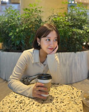 Mai Hagiwara Instagram - ここ最近ずっと
オーツミルクラテにハマってるわたし。
お家にコーヒーメーカーを置くか迷ってるこの頃☕

数年前までは豆乳やオーツとか飲めなかったのに🥹
食生活を意識しはじめてから
少しずつ色の好みが変わった気がする！

#coffeetime