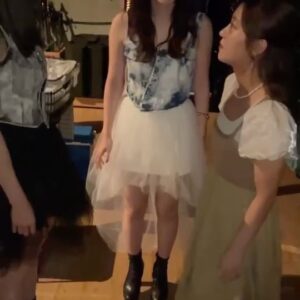 Mai Hagiwara Instagram - .
昨日は @maimiyajima_official_uf と @airisuzuki_official_uf のやじすずライブを見に行きました〜！🪽

この間°C-uteメンバーと会った時に
たくさん°C-ute曲歌うよ〜と2人から聞いてすごく行きたくてお仕事終わりにぴゅーんって駆けつけさせてもらいました(^｡^)✨

すっごくたのしかった〜！
声援もすっごく懐かしくて、あの時と変わってなくてすごくタイムスリップした気持ちになりました。

テンション上がったし2人のMCも楽しくて1人で笑ったな〜😂🙌

日頃°C-uteの歌を聞いてパワーを注入したり、メンバーの頑張ってる姿をみて刺激をもらう日々ですが、やっぱり今日2人を見てて、もっと今の私として頑張りたいと思いました！

いつかまたもしみんなと一緒に立てる日が来た時に、まいまいかっこよくなったね〜って言ってもらえるように！
まだまだ頑張らなくてはと。

そして
久しぶりに聞いた"°C-ute最高" からの
"おつカレーライス" 😭😭🩶感動　

胸がギューってなった🥺😭
本当にありがとうございました❕

みんな優しく手を振ってくれたり
まさかの、私のTシャツ着てライブに参加してくださってる方もいて😭😭😭
ほんとに皆さんの温かさに感謝ですと涙。

また、最高の時間を共有してくれた
やじと愛理にもとても感謝です。

本当°C-uteメンバーみんなで集まると
話がつけなくて
いっつも時間が足りないけど😂
また早くみんなで集まりたいね🫶🏻

最高の時間をありがとうございました💘

ps. 6/30キッズ合格のお祝いメッセージたくさんありがとうございました🦢
これからもよろしくお願いします🌘

#c_ute 
#love
#❤️💙🩷💚💛