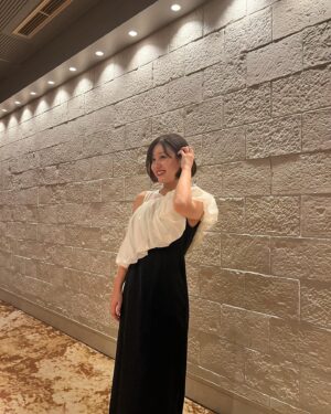 Mai Hagiwara Instagram - 先日友人の結婚式へ🌗
心がほわんとなる素敵な時間でした🪽

その日のドレスはこちら。
@andresd_official ✨

たっぷりボリュームのバルーンの
トップスが可愛すぎて一目惚れ...🥹🩶
しかも独立してるから
パフスリーブやオフショルなど色々な使い方ができるの🫶

ストレートラインの黒のサテンドレスだけでも
バルーントップスだけでも
着回しができるから普段使いもできるから
それもお気に入りのポイントです🤍

結婚式参列のドレスは少しお高めのイメージだから
参列するたび購入となると、高いなぁと思ってしまう部分があるけど普段使いもできる様なドレスだったら
たくさん着れるしいいなって思います❤︎

また別のパターンで着用したらupします(^｡^)

#pr #お呼ばれ #お呼ばれコーデ #お呼ばれドレス #お呼ばれワンピ #結婚式 #結婚式コーデ #オケージョンドレス #オケージョン #オケージョンコーデ #結婚式お呼ばれ#andresd
