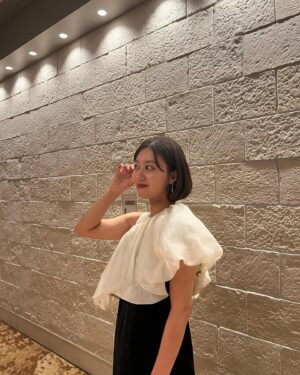 Mai Hagiwara Instagram - 先日友人の結婚式へ🌗
心がほわんとなる素敵な時間でした🪽

その日のドレスはこちら。
@andresd_official ✨

たっぷりボリュームのバルーンの
トップスが可愛すぎて一目惚れ...🥹🩶
しかも独立してるから
パフスリーブやオフショルなど色々な使い方ができるの🫶

ストレートラインの黒のサテンドレスだけでも
バルーントップスだけでも
着回しができるから普段使いもできるから
それもお気に入りのポイントです🤍

結婚式参列のドレスは少しお高めのイメージだから
参列するたび購入となると、高いなぁと思ってしまう部分があるけど普段使いもできる様なドレスだったら
たくさん着れるしいいなって思います❤︎

また別のパターンで着用したらupします(^｡^)

#pr #お呼ばれ #お呼ばれコーデ #お呼ばれドレス #お呼ばれワンピ #結婚式 #結婚式コーデ #オケージョンドレス #オケージョン #オケージョンコーデ #結婚式お呼ばれ#andresd