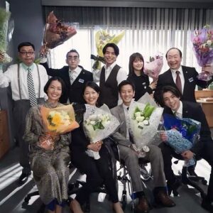 Mai Fukagawa Instagram - 特捜9 最終回、
見届けてくださった皆さまありがとうございました！
ガチゴチに緊張したクランクイン初日のことは、
今でもすごく鮮明に思い出されます。
　　
今回のシーズンで参加した私にも、驚くほど気さくに接してくださり、あたたかく仲間に迎え入れていただけたことがとにかくありがたくて、嬉しかったです。
とびきりチャーミングで素敵な先輩方とご一緒できてとても幸せな日々でした✨
そして、クランクアップが別日だったのでこの写真には写っていないけど、今回同じタイミングで入った同期のような向井くんの存在もとても心強かったです。
ひとまわり大きくなってまた笑顔で戻ってこられるように、ここでいただいた物を抱きしめて、精進します！
ありがとうございました✨🙇‍♀️