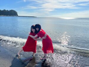 Mai Fukagawa Instagram - サワコ最終回、
終わってしまいましたぁ〜〜
ありがとうございました✨😢
衝撃のラスト、見届けていただけたでしょうか？
合わせ鏡のようなサワコとマチカ。
　　
苦しいシーンもたくさんあったけど、
最高のチームで乗り越えることができました✨
趣里ちゃんはじめ素敵なキャスト・スタッフの皆さまと過ごした日々は宝物です。
放送は終わってしまいましたが、配信もまだあるので、この作品がこれからも1人でも多くの方に届きますように…と願っております☺️
ありがとうございました！