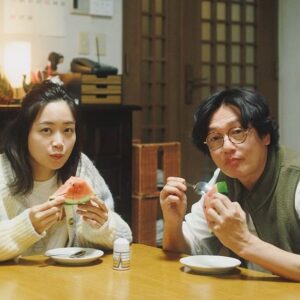 Mai Fukagawa Instagram - 本日情報解禁になりました。
映画『人生に詰んだ元アイドルは、赤の他人のおっさんと住む選択をした』今秋公開です！
　
ドラマ「完全に詰んだイチ子」に続き、
偶然にもまた詰んでいますね。笑
原作を初めて読んだとき、このキャッチーなタイトルと、
時に胸をえぐられるようなリアルな内容とのギャップに衝撃を受けたのを覚えています。
新さん演じるササポンの存在と言葉が、安希子の固まった心を少しずつ溶かして軽くしてくれたように、この映画を見てくださった方の心にも、じわじわと届いたらいいな、と思っています。