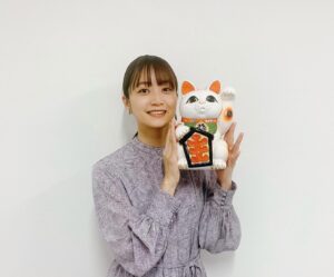 Mai Fukagawa Instagram - 「今はちょっと、ついてないだけ」の舞台挨拶や取材で、朝から名古屋と常滑にお邪魔してきました。
丸一日本当にありがとうございましたー✨☺︎
　　
写真は、舞台挨拶でいただいた、常滑焼の招き猫。
映画のシェアハウスのシーンでも出てくるので
ぜひ探してみてください🐈
招き猫はどちらの手を上げているかで意味が違って、
右手は金運、左手は人脈を招くんだそうです🤭
知らなかった！