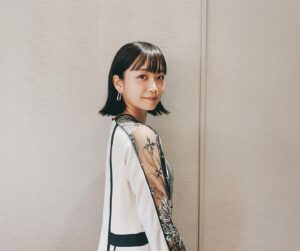 Mai Fukagawa Instagram - 本日の衣装、
腕のラインがレースになっていてすごく可愛かった…✨