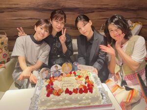 Mai Fukagawa Instagram - 彼女たちの犯罪、
1話いかがでしたでしょうか？
ラストで物語が急展開するので、これから見るよという方はぜひ、最後まで見逃さず見てほしいです…！🙏

これから彼女達が抱えている秘密や、事件にまつわる謎がどんどん明らかになっていきます。
TVerで見逃し配信も見れますので、ぜひ✨

写真はあっちゃん、あんなちゃん、ほなみちゃんと。
大好きなみんなです☺︎