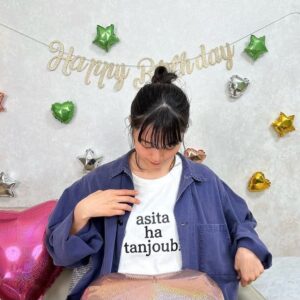 Mai Fukagawa Instagram - 🎂
数日前の、オフィシャルサイトでの誕生日記念配信。
今回もゆるい時間となりましたが、見てくださったみなさま本当にありがとうございました✨
アーカイブも残るみたいなのでぜひ。
マネージャーさん達がサプライズで可愛く飾り付けしてくださっていて嬉しかったなぁ😢

早いもので明日から4月ですね。
そろそろ暖かくなるかなー？