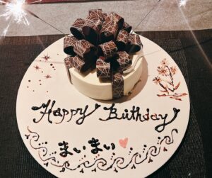 Mai Fukagawa Instagram - 🎂
数日前の、オフィシャルサイトでの誕生日記念配信。
今回もゆるい時間となりましたが、見てくださったみなさま本当にありがとうございました✨
アーカイブも残るみたいなのでぜひ。
マネージャーさん達がサプライズで可愛く飾り付けしてくださっていて嬉しかったなぁ😢

早いもので明日から4月ですね。
そろそろ暖かくなるかなー？