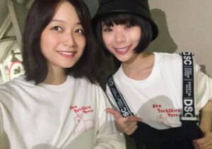Mai Fukagawa Instagram - 昨日からぐっと涼しくなりましたね。ほどよくひんやりしてる気温が大好きなので、最高に心地よいです☺️秋晴れ最高〜〜

写真は、サワコの撮影終わりに趣里ちゃんと✨
少し前に作ったおはヨークシャテリアTシャツ、チームサワコの現場のスタッフさん達も着てくれていまして…！
最初は自分1人の遊びで作ったものの、おはヨークシャの輪がどんどん広がっていて嬉しいです🥺笑