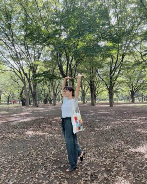 Mai Fukagawa Instagram - のび〜
今朝は友達と公園に集合して、
のんびり散歩したり日光浴したり
何年ぶりかの朝活をしてきました☀️
気持ちよかった〜
朝だしこれは着るしかない！と
例のおはヨークシャテリアTシャツを
ここぞとばかりに着て行きました🏃‍♀️笑