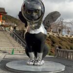 Mai Yoneyama Instagram – 京都清水寺での展示始まりました。ARTISTS’ FAIR KYOTO2024 ３月１０日まで！
https://artists-fair.kyoto/

清水寺会場にはもうひとつ作品を展示しております。
アニメーター、イラストレーターである神絵師　米山舞 さんに漆製の猫の背中に載せるアニメーションを制作していただきました。タイトルは「SHIP’S CAT 
“Sun Carrier”」(太陽を運ぶもの)です。
サン・チャイルドとサン・シスターが希望の太陽を受け渡す姿をシップス・キャットが運ぶ。漆の職人さんの上質な手技も相まって素敵なコラボレーション作品になっています。
米山舞さんは別会場の京都新聞社地下でも素晴らしい作品を出展されています。(こちらは３月３日迄)
併せて是非！