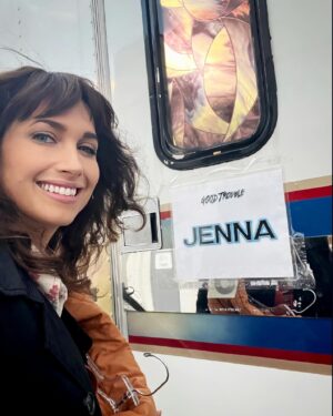 Maiara Walsh Instagram - It’s been a great and cozy feeling being part of the @goodtrouble family for two seasons. What a lovely group of actors and crew. Playing a brainwashed cult member torn between her complicated relationship with her cult leader and a new life with her estranged brother has been a complex deep dive into the human psyche. Watch on @hulu ✨

🇧🇷 Tem sido uma sensação ótima e aconchegante fazer parte da família @goodtrouble por duas temporadas. Que grupo incrível de atores e equipe. Interpretar uma membro de culto, dividida entre seu complicado relacionamento com seu líder de culto e uma nova vida com seu irmão distante, tem sido um mergulho profundo e complexo na psique humana. Assista hoje à noite no @hulu ✨
