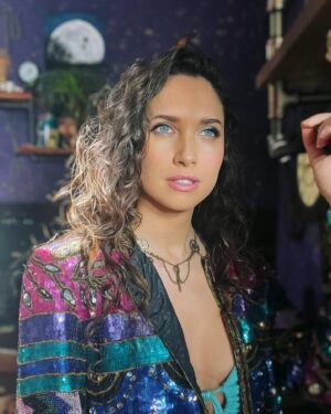 Maiara Walsh Instagram - “Hold fast to dreams, for if dreams die, life is a broken-winged bird that cannot fly.” Langston Hughes 🕊️

🇧🇷 “Agarre-se aos sonhos, pois se os sonhos morrerem, a vida será um pássaro de asas quebradas que não pode voar.” Langston Hughes