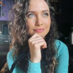 Maiara Walsh Instagram - “I think of you and me as a poem – as verse – rambling, undulating, confounding, illuminating, free verse… An epic poem, ranging over the fluid topography of an ever-changing, thousands-of-years-in-the-making, full-of-surprises, wondrous you! You are a poem. You are to be read out loud with a tender, ferocious, and mischievous voice.” Philip Kenney 🇧🇷 “Penso em você e em mim como um poema – como um verso – verso divagante, ondulante, confuso, esclarecedor, livre… Um poema épico, abrangendo a topografia fluida de um mundo em constante mudança, milhares de anos em formação, cheio de surpresas, maravilhoso você! Você é um poema. Você deve ser lido em voz alta com uma voz terna, feroz e travessa.” Philip Kenney