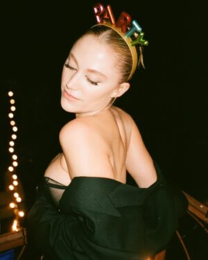Maika Monroe Instagram - 🧁🎂🍩🍰🍬🍦