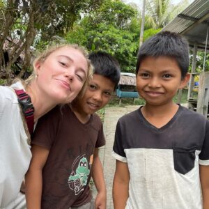 Maika Monroe Instagram - 🇵🇪