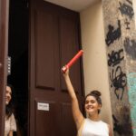 Maitê Padilha Instagram - me formei no bacharelado de artes cênicas na @calcasadasartes ❤️ foi um ano e meio de curso onde encontrei pessoas que sei que ficarão na minha vida mesmo depois dessa colação de grau e onde me apaixonei de novo pelo meu trabalho e por todo o processo. agradeço aos meus professores, ao Hermes, a Rita, ao meu amigo @joaomanoelinsta que me levou pra CAL e a todos os envolvidos. a CAL vai comigo agora, nos trabalhos e na vida. 🥳 📸 @helenamarkun