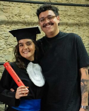 Maitê Padilha Instagram - me formei no bacharelado de artes cênicas na @calcasadasartes ❤️ 

foi um ano e meio de curso onde encontrei pessoas que sei que ficarão na minha vida mesmo depois dessa colação de grau e onde me apaixonei de novo pelo meu trabalho e por todo o processo.

agradeço aos meus professores, ao Hermes, a Rita, ao meu amigo @joaomanoelinsta que me levou pra CAL e a todos os envolvidos. a CAL vai comigo agora, nos trabalhos e na vida. 🥳

📸 @helenamarkun