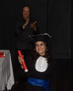 Maitê Padilha Instagram - me formei no bacharelado de artes cênicas na @calcasadasartes ❤️ foi um ano e meio de curso onde encontrei pessoas que sei que ficarão na minha vida mesmo depois dessa colação de grau e onde me apaixonei de novo pelo meu trabalho e por todo o processo. agradeço aos meus professores, ao Hermes, a Rita, ao meu amigo @joaomanoelinsta que me levou pra CAL e a todos os envolvidos. a CAL vai comigo agora, nos trabalhos e na vida. 🥳 📸 @helenamarkun