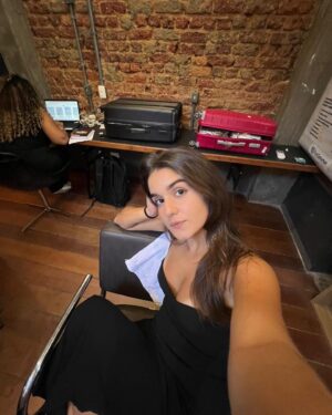 Maitê Padilha Instagram - “por que que a maitê tá tao feliz?” 

porque ela ta trabalhando 🤧🎥❤️