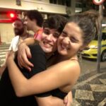 Maitê Padilha Instagram - @amissofilme foi um presente que o teatro me deu. junto com esse presente veio Pedro, Helga, Dani e Lino. @pedrudavid é gigante em cena e na vida. É dedicado, obcecado, apaixonado e talentoso. É também generoso em cena, quer jogar junto e criar junto o máximo de coisas possíveis. Pedro está hipnotizante no nosso filme, foi assim que eu me senti assistindo ele trabalhar e eu tenho certeza que é assim que todos vão se sentir assistindo. @helganemetik é uma explosão, foi desde o início pra mim. Sua Iêda é divertida e carismática ao mesmo tempo que é doída e confusa. Eu me apaixonei pela Iêda e fui muito feliz por ela ter sido interpretada pela Helga, não teria outra pessoa. No set, no palco e na vida, Helga é alguém que eu admiro e amo, alguém que eu quero sempre aprender com. @alexandrelinooficial é toda força e inteligência num pote de amor. Foi Lino quem me achou no teatro, como ele mesmo gosta de dizer (e me deixa muito feliz de escutar), e foi ele quem reacendeu uma fascinação pelo trabalho. Lino é talentoso, observador, muito generoso e, principalmente, alguém que conhece e ama o que faz. Já eu, ainda não sei o que fiz pra merecer ele cruzando meu caminho e me trazendo pra cá, mas me contento em ser enormemente grata por enquanto. E tem o Dani. Ah, o Dani eu não gosto muito. Brincadeira, Dani. Ele não tem instagram, mas uma vez eu deixei de postar ele num carrossel do nosso filme e ele veio me dizer que tinha visto, então, espero que ele leia isso aqui também. Me dei bem com o Dani desde o primeiro momento, tinha algo no humor ácido e nas piadas depressivas que faziam eu me encantar (identificar, rs). A história do Dani é apaixonante, inteligente, sarcástica e envolvente. Ela é feliz, na mesma proporção que é triste (tá, talvez seja um pouco mais feliz vai), ela é original, corajosa e cheia de personalidade e ela só é assim porque o Dani também é. Eu fico feliz de fazer parte da vida artística dele e da pessoal tambem. Têm muitas outras pessoas tão especiais que eu não consigo citar porque o instagram nem permite esse tanto de palavra. Mas VOCÊS sabem que foram essenciais. Pra mim e pro filme. Não se faz cinema sozinho e que bom. ❤️