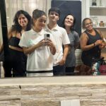 Maitê Padilha Instagram - @amissofilme foi um presente que o teatro me deu. junto com esse presente veio Pedro, Helga, Dani e Lino. @pedrudavid é gigante em cena e na vida. É dedicado, obcecado, apaixonado e talentoso. É também generoso em cena, quer jogar junto e criar junto o máximo de coisas possíveis. Pedro está hipnotizante no nosso filme, foi assim que eu me senti assistindo ele trabalhar e eu tenho certeza que é assim que todos vão se sentir assistindo. @helganemetik é uma explosão, foi desde o início pra mim. Sua Iêda é divertida e carismática ao mesmo tempo que é doída e confusa. Eu me apaixonei pela Iêda e fui muito feliz por ela ter sido interpretada pela Helga, não teria outra pessoa. No set, no palco e na vida, Helga é alguém que eu admiro e amo, alguém que eu quero sempre aprender com. @alexandrelinooficial é toda força e inteligência num pote de amor. Foi Lino quem me achou no teatro, como ele mesmo gosta de dizer (e me deixa muito feliz de escutar), e foi ele quem reacendeu uma fascinação pelo trabalho. Lino é talentoso, observador, muito generoso e, principalmente, alguém que conhece e ama o que faz. Já eu, ainda não sei o que fiz pra merecer ele cruzando meu caminho e me trazendo pra cá, mas me contento em ser enormemente grata por enquanto. E tem o Dani. Ah, o Dani eu não gosto muito. Brincadeira, Dani. Ele não tem instagram, mas uma vez eu deixei de postar ele num carrossel do nosso filme e ele veio me dizer que tinha visto, então, espero que ele leia isso aqui também. Me dei bem com o Dani desde o primeiro momento, tinha algo no humor ácido e nas piadas depressivas que faziam eu me encantar (identificar, rs). A história do Dani é apaixonante, inteligente, sarcástica e envolvente. Ela é feliz, na mesma proporção que é triste (tá, talvez seja um pouco mais feliz vai), ela é original, corajosa e cheia de personalidade e ela só é assim porque o Dani também é. Eu fico feliz de fazer parte da vida artística dele e da pessoal tambem. Têm muitas outras pessoas tão especiais que eu não consigo citar porque o instagram nem permite esse tanto de palavra. Mas VOCÊS sabem que foram essenciais. Pra mim e pro filme. Não se faz cinema sozinho e que bom. ❤️