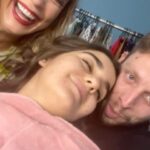 Maitê Padilha Instagram - @amissofilme foi um presente que o teatro me deu. junto com esse presente veio Pedro, Helga, Dani e Lino. @pedrudavid é gigante em cena e na vida. É dedicado, obcecado, apaixonado e talentoso. É também generoso em cena, quer jogar junto e criar junto o máximo de coisas possíveis. Pedro está hipnotizante no nosso filme, foi assim que eu me senti assistindo ele trabalhar e eu tenho certeza que é assim que todos vão se sentir assistindo. @helganemetik é uma explosão, foi desde o início pra mim. Sua Iêda é divertida e carismática ao mesmo tempo que é doída e confusa. Eu me apaixonei pela Iêda e fui muito feliz por ela ter sido interpretada pela Helga, não teria outra pessoa. No set, no palco e na vida, Helga é alguém que eu admiro e amo, alguém que eu quero sempre aprender com. @alexandrelinooficial é toda força e inteligência num pote de amor. Foi Lino quem me achou no teatro, como ele mesmo gosta de dizer (e me deixa muito feliz de escutar), e foi ele quem reacendeu uma fascinação pelo trabalho. Lino é talentoso, observador, muito generoso e, principalmente, alguém que conhece e ama o que faz. Já eu, ainda não sei o que fiz pra merecer ele cruzando meu caminho e me trazendo pra cá, mas me contento em ser enormemente grata por enquanto. E tem o Dani. Ah, o Dani eu não gosto muito. Brincadeira, Dani. Ele não tem instagram, mas uma vez eu deixei de postar ele num carrossel do nosso filme e ele veio me dizer que tinha visto, então, espero que ele leia isso aqui também. Me dei bem com o Dani desde o primeiro momento, tinha algo no humor ácido e nas piadas depressivas que faziam eu me encantar (identificar, rs). A história do Dani é apaixonante, inteligente, sarcástica e envolvente. Ela é feliz, na mesma proporção que é triste (tá, talvez seja um pouco mais feliz vai), ela é original, corajosa e cheia de personalidade e ela só é assim porque o Dani também é. Eu fico feliz de fazer parte da vida artística dele e da pessoal tambem. Têm muitas outras pessoas tão especiais que eu não consigo citar porque o instagram nem permite esse tanto de palavra. Mas VOCÊS sabem que foram essenciais. Pra mim e pro filme. Não se faz cinema sozinho e que bom. ❤️