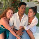 Maitê Padilha Instagram - você está em outro país, em outro continente e eu tô aqui sentindo saudade de você. porque isso é um pouco do que eu faço todos os dias desde que você viajou. é como bater um ponto no meu dia: tá, é por isso que vou sentir falta da catarina hoje. as vezes é porque eu quero desabafar sobre alguma coisa e é a sua opinião que eu quero ouvir. as vezes é porque eu quero ir pra feirinha de são cristovão com voce, dormir na sua casa, acordar enquanto você dorme e tocar piano conversando com a sua mãe. as vezes é porque eu quero ouvir as suas milhares de explicações dizendo porque você ta certa. é que tem alguma coisa em todos os momentos que estamos eu, você e joão em que tudo pode ser dito, ouvido e sentido. tem uma sensação de pertencimento que me deixa feliz e tranquila. eu desejo que o mundo seja como você merece: emocionante, apaixonante e desafiador. eu desejo que a gente cresça juntas, porque eu amo te aplaudir. e eu desejo que o seu dia tenha sido o mais lindo do mundo. eu te admiro e te amo e de uma forma estranha, me admiro por ter uma amiga como você. feliz aniversário, cata. obrigada por fazer minha vida mais feliz. ❤️