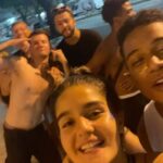 Maitê Padilha Instagram - você está em outro país, em outro continente e eu tô aqui sentindo saudade de você. porque isso é um pouco do que eu faço todos os dias desde que você viajou. é como bater um ponto no meu dia: tá, é por isso que vou sentir falta da catarina hoje. as vezes é porque eu quero desabafar sobre alguma coisa e é a sua opinião que eu quero ouvir. as vezes é porque eu quero ir pra feirinha de são cristovão com voce, dormir na sua casa, acordar enquanto você dorme e tocar piano conversando com a sua mãe. as vezes é porque eu quero ouvir as suas milhares de explicações dizendo porque você ta certa. é que tem alguma coisa em todos os momentos que estamos eu, você e joão em que tudo pode ser dito, ouvido e sentido. tem uma sensação de pertencimento que me deixa feliz e tranquila. eu desejo que o mundo seja como você merece: emocionante, apaixonante e desafiador. eu desejo que a gente cresça juntas, porque eu amo te aplaudir. e eu desejo que o seu dia tenha sido o mais lindo do mundo. eu te admiro e te amo e de uma forma estranha, me admiro por ter uma amiga como você. feliz aniversário, cata. obrigada por fazer minha vida mais feliz. ❤️