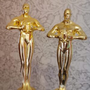 Maite Alberdi Instagram - Cuando volví de Los Ángeles después de ir a los Oscar 2021, traje esas estatuillas de mentira, y mi Martin, que tenía tres años en ese momento, me dijo que había traído “dos Jesuses”. Una vuelta a la realidad de golpe.

Hoy, miro un año de muchos malabares hogareños recorriendo el mundo con “La memoria infinita”. Estoy muy agradecida de mi equipo que siempre ha respetado y defendido mi realidad en un sistema de campañas que muchas veces consume la vida y no está pensado para mujeres. Celebro hoy que es muy especial que una película latinoamericana quede nominada ahí, y que mi equipo de Micromundo (@micromundofilms) sume dos nominaciones a los “Jesuses”. Gracias Augusto y Paulina, por regalarme un pedacito de sus vidas, y abrir el corazón con generosidad, con todo el riesgo que implicaba. Gracias a todo el público, especialmente en Chile, que nos ha aplaudido en las salas y se han apoderado de esta película, que es de todos. Compartiendo conmigo sus propias historias de memoria, cuidado y amor.
 
Gracias MTV (@mtvdocs) por creer en una película chilena para hacer campaña en Estados Unidos, era una osadía. Gracias a Pablo Valdés, por acompañarme todos estos años con la cámara y mirar conmigo. Gracias @jcmaldonado por siempre estar registrando sonido con una sonrisa, gracias @carolinasiraqyan por ser siempre la co-directora en la sala de edición, gracias @daniela.sandoval_p , @nicohooperh y Marce por llevar el día a día con paciencia y cariño, gracias @robersonamos, @pamevalenzuela_color, @mirandaytobar por hacer volar la película. Gracias @rociojadue, Pablo y Juan de Dios Larrain @fabula_prod , @tatancdk por las ideas creativas y por acompañarme en este camino. Gracias @motto_pictures por ser mis ángeles de la guarda y abrirme las puertas en USA. Gracias @rebeccafanya por creer en mí siempre. Gracias @manugarpez, @serranoismael, @pablocollada por hacer crecer el amor con sus voces. Gracias @alexagalvisgo y @leturiapr por hacer que la peli resuene.
 Gracias Xime, mi madrina, abuela y hada madrina de mi guagua. 
Gracias @pablocollada y Martin por acompañarme en este año con amor y paciencia. 

GRACIAS INFINITAS!