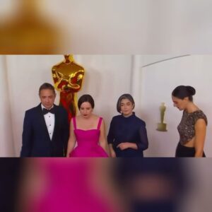 Maite Alberdi Instagram - Estoy muy orgullosa de que “La memoria infinita” haya llegado tan lejos, y haber celebrado el trabajo de tantos años. Eran 167 películas que competían inicialmente en nuestra categoría y quedamos entre las 5 mejores. ¡Increíble!

Felicitaciones a @20daysinmariupol , estuvimos muchos meses recorriendo el mundo juntos, y gracias por mostrar la crudeza en el epicentro del conflicto. Espero llegue el fin de esa guerra, y que cualquier otra guerra alcance la misma visibilidad y repudio en USA, porque los niños hoy no sólo mueren en Ucrania. 

Gracias a todo mi equipo que ha hecho esto posible: @micromundofilms, @fabula_prod, @motto_pictures, @mtvdocs, @inmaatfoundation, #ThedeNovoInitiative, @chickeneggpics, @imc_management