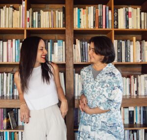 Maite Alberdi Instagram - Augusto Góngora decía que Sundance era un Festival importante y necesario. Me llena de orgullo que Sundance lo premie y lo aplauda,  porque nuestro premio es de él y la Paulina, de su historia pública y privada, de la memoria histórica y la memoria íntima, de todo lo que permanece. 

Gracias por el premio @sundanceorg este equipo solo celebra! 
@paulinaurrutia1 @fabula_prod @micromundofilms @rociojadue @motto_pictures @carolinasiraqyan @daniela.sandoval_p @nicohooperh @rebeccafanya