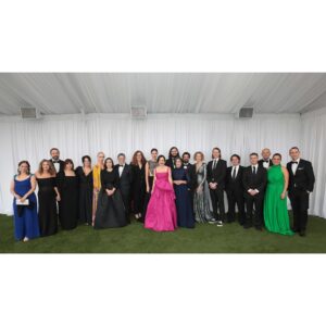 Maite Alberdi Instagram - Este es un equipo que hoy celebra la dicha de haber hecho una película que nos encanta, que nos enseñó mucho y que nos hizo trabajar juntos. Y al fin vamos todos a una ceremonia “real”. Con “El agente topo” nos tocó una versión pequeña y pandémica, así que vamos todos de la mano, orgullosos de representar a Chile y a todo el cine iberoamericano. 

Make up: @Cphcarolinapizarro @chanel.beauty 
Vestido: @zuhairmuradofficial 
Joyas: @sydneyevan
Vestido: @zuhairmuradofficial 

#Oscars2024 #Lamemoriainfinita #TheEternalMemory