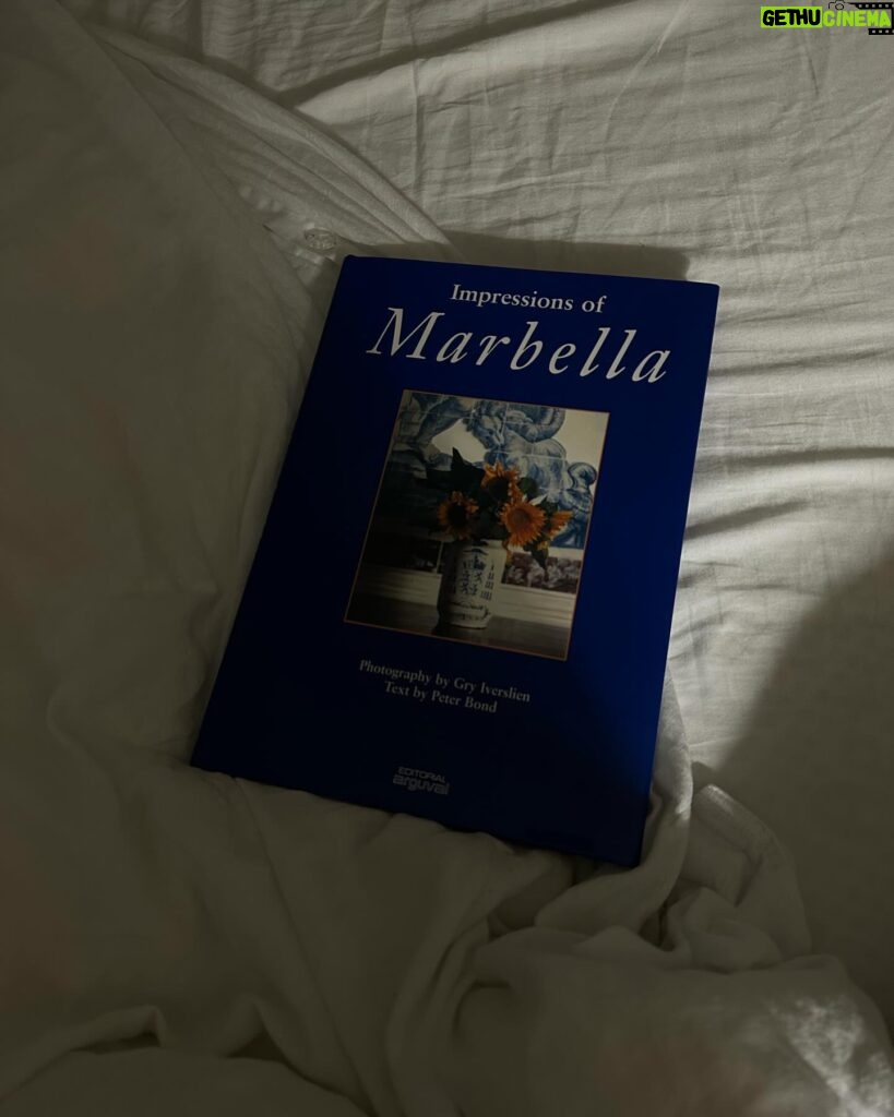 Maja Bohosiewicz Instagram - Dostałam dzisiaj na prezent urodzinowy piękną książkę album o Marbelli od dobrej duszy @malina_blanska - która jest moją nową ( starą? Ta historia jest ciekawa) koleżanką na emigracji. Mówiłam Malinie, że niczego tutaj nie znam, nie zwiedziałam, nie odkryłam, że sama Marbella jest dla mnie cudnym miejscem do życia ale nie wiem czy poleciałbym te destynacje na tygodniowe wakacje. I co dzień ( choć to pewnie przesada) ale co jakiś czas odkrywam jakiś mały skrawek prawdziwej Marbelli, jakąś uliczkę z cudnymi kwiatkami w oknach, jakiś sklep który z zewnątrz pokryty jest płytkami azulejos - w typowo hiszpański wzór, znajduje knajpkę z plastikowymi krzesłami w której zjadamy przepyszną rybę i mogę powiedzieć, że na prawdę odnajduje tu swoje ścięzki i czuję dobrze od kiedy pani z warzywniaka - fruteria de Adela- wita mnie radośnie i mówi, że specjalnie dla mnie zostawiła 5 buraków ( czyli remolacha). Przeglądam ten album i widzę wiklinowe kosze z gałązkami oliwnymi i wnętrza które ewidentnie są inspirowane kulturą i sztuką Maroka, piękne stare haciendy w kolorach od błękitu, przez różowy aż do czerwonego z białymi koniecznie oknami, drzewka pomarańczowe i cytryny które także rosną na moim podwórku. Zachwycają mnie inne rzeczy niż kiedyś i o dziwo jestem gotowa postawić coś na widoku w ramach ozdoby. Wiecie o mi chodzi? O to natręctwo chowania wszystkiego do środka szafek żeby nic nie było na widoku - aż tu nagle człowiek kupuje gliniane wazoniki i ręcznie malowane talerze które chce powiesić na ścianie. Malinko… dziękuję za piękny prezent. Mam nadziej że uda mi się pokazać wam tutaj Marbelle która widzę na zdjęciach w tym albumie ❤️ jeżeli macie jakieś miejsca godne polecenia do zobaczenia, albo po prostu godne pójścia i kontemplowania albo choćby wypicia kawy w pobliżu - dawajcie znać! #marbella
