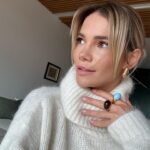 Maja Bohosiewicz Instagram - Co to znaczy dla Ciebie dom? Dla mnie dom to miejsce gdzie jest mąż, dzieci, moje psy. Nie przyzwyczajam się do miejsc ale bardzo mocno do ludzi. Dzisiaj położyłam się w swoim domu w Warszawie i choć kocham go niezmiernie to bez tego pierwiastka ludzkiego, bez rozrzuconych kredek w salonie, piłki odbijanej od ściany - dom stał się mieszkaniem. Pięknym wnętrzem z którego ktoś wyciągał duszę. Wiecie o czym mówię? Outfit @lecollet @berriesandco