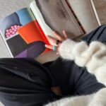 Maja Bohosiewicz Instagram - Co to znaczy dla Ciebie dom? Dla mnie dom to miejsce gdzie jest mąż, dzieci, moje psy. Nie przyzwyczajam się do miejsc ale bardzo mocno do ludzi. Dzisiaj położyłam się w swoim domu w Warszawie i choć kocham go niezmiernie to bez tego pierwiastka ludzkiego, bez rozrzuconych kredek w salonie, piłki odbijanej od ściany - dom stał się mieszkaniem. Pięknym wnętrzem z którego ktoś wyciągał duszę. Wiecie o czym mówię? Outfit @lecollet @berriesandco