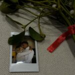 Maja Bohosiewicz Instagram - Ktoś się jeszcze całują pod jemiołą? Te święta to trochę jak wesele, wysoko postawione oczekiwania poprzez ilość przygotowań doprowadzają mnie potem do frustracji. I jak po weselu - najlepiej bawię się na poprawinach. Także dzisiejszy dzień na kanapie w dresach w rodzinnych rozgrywkach kalambur oraz taboo, kiedy w 4 pary ( rodzeństwo) plus rodzice darliśmy się o hasło Edith Piaf, nasze 7 siostrzeńców i bratanków oraz dwa psy i kg pierogów. Dziękuję wam Kochana Rodzinko ❤️❤️❤️❤️❤️