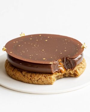 Maja Vase Instagram - Cheeewy hazelnut cookie, anyone? 🍪🌰🙋🏼‍♀️ 

With silky hazelnut ganache, molten salted hazelnut praline, and crunchy caramelized hazelnuts 👌🏻 #mykindofcookie ✌🏻