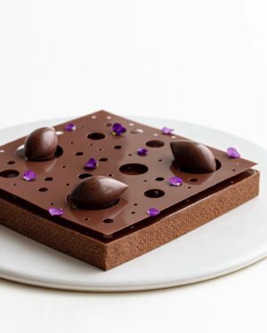 Maja Vase Instagram - Chocolate hazelnut praline Easter egg tart 🌰🐣 Both crunchy and silky smooth 🙉👉🏻 Hit the 💜 for recipe!