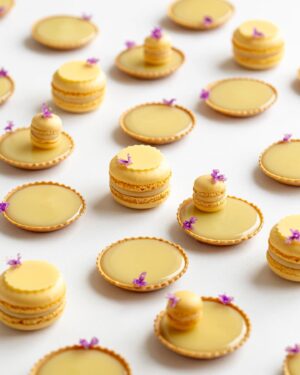 Maja Vase Instagram - Who loves yuzu (tarts)? 🍋🙋🏼‍♀️ Yuzu sesame tart RECIPE to you 💛🏷️

SESAME SHORTCRUST
125 g all-purpose flour
25 g sesame flour
50 g icing sugar
75 g cold butter
a bit of finely grated yuzu zest 
1 pinch of salt
1/2 egg

SESAME PRALINÉ
50 g sugar
35 g roasted sesame seeds  1 pinch of salt  YUZU GANACHE
160 g white chocolate
40 ml yuzu juice
40 ml heavy cream  DECORATION  mini macarons  purple basil flowers

INSTRUCTIONS 👇🏻