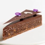 Maja Vase Instagram – Chocolate hazelnut praline Easter egg tart 🌰🐣 Both crunchy and silky smooth 🙉👉🏻 Hit the 💜 for recipe!