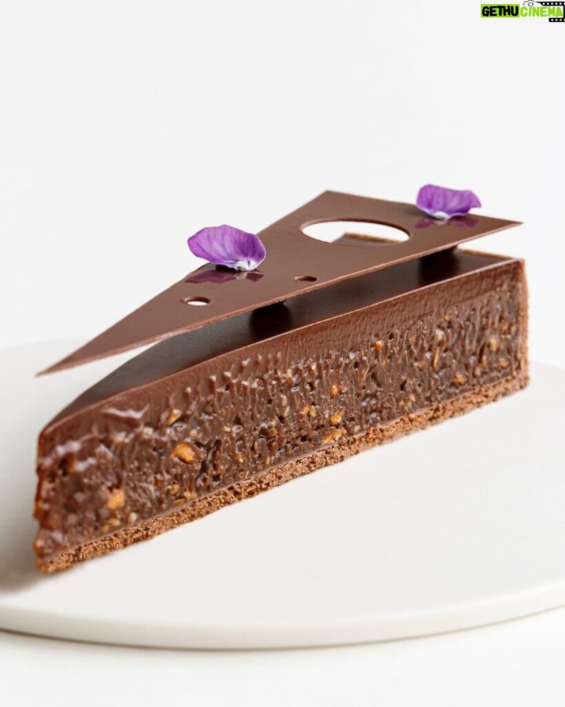 Maja Vase Instagram - Chocolate hazelnut praline Easter egg tart 🌰🐣 Both crunchy and silky smooth 🙉👉🏻 Hit the 💜 for recipe!