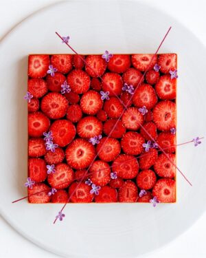 Maja Vase Instagram - Square strawberry tart XL 🍓❤️ (The small one wasn’t enough 🙊) Find the recipe in my app - link in profile 👆🏻