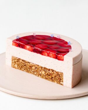 Maja Vase Instagram - Strawberry hazelnut 🍓🌰 My take on the popular Danish cake #christianshavnerkage. Recipe? ❤️