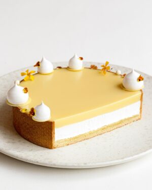 Maja Vase Instagram - Tall and pretty tangy lemon meringue tart 🍋 made for the most amazing cake club 👯‍♀️💛 #kageklub #snartigen