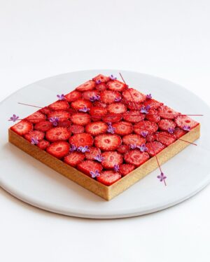 Maja Vase Instagram - Square strawberry tart XL 🍓❤️ (The small one wasn’t enough 🙊) Find the recipe in my app - link in profile 👆🏻