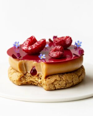 Maja Vase Instagram - Crazy, cheeewy raspberry peanut butter caramel cookies 🍪🥜💥 Recipe? ❤️